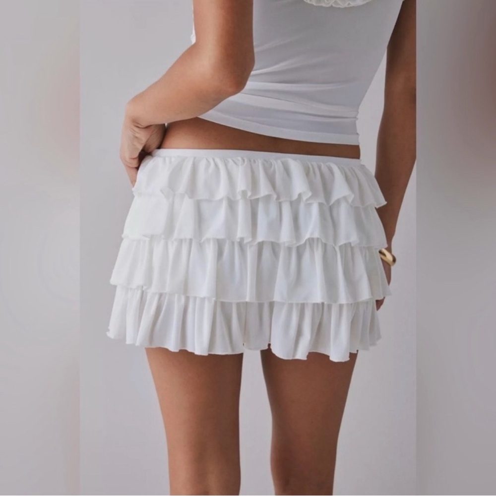 Urban Outfitters Cloud Dancer White Ruffled MiniSkirt Built in Shorts Medium NWT - Picture 3 of 9